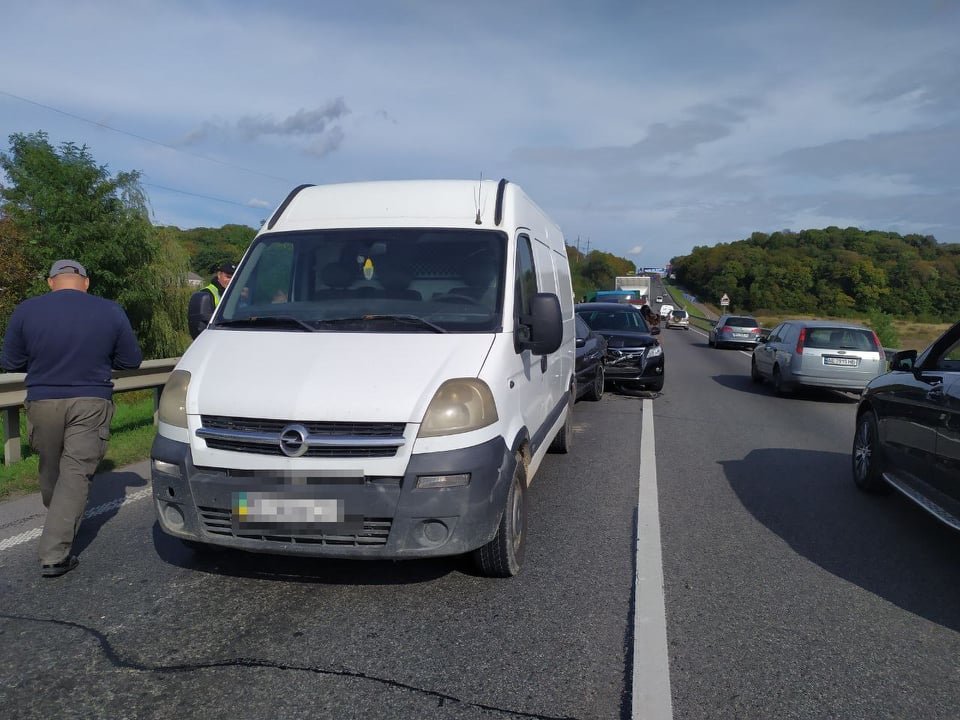 На об'їзній Львова водій автомобіля Volkswagen спричинив потрійну ДТП. Фото поліції 