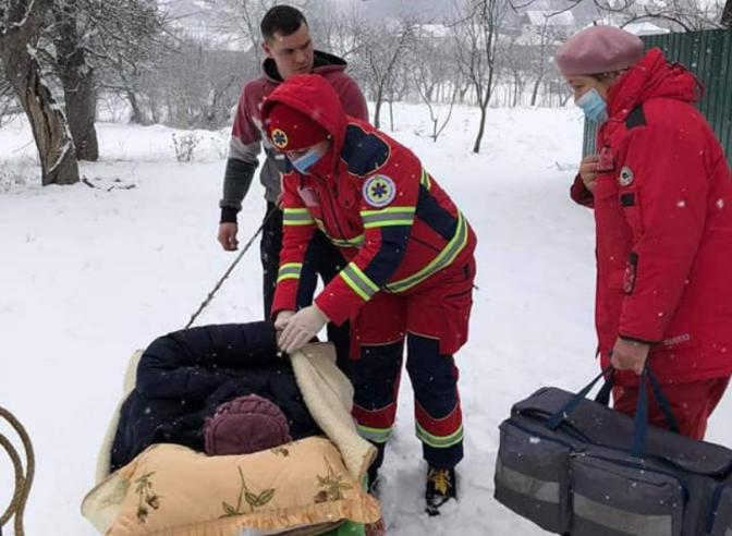 Львівські медики транспортували жінку з інсультом до карети швидкої на санчатах. Фото: Львівський обласний центр екстреної медичної допомоги та медицини катастроф 