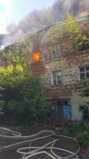 На території колишнього автобусного заводу сталась пожежа