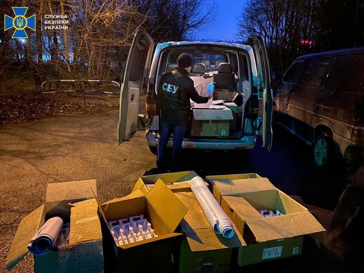 У Львові незаконно виготовяли та продавали фальсифікований антисептик. Фото Служби безпеки України