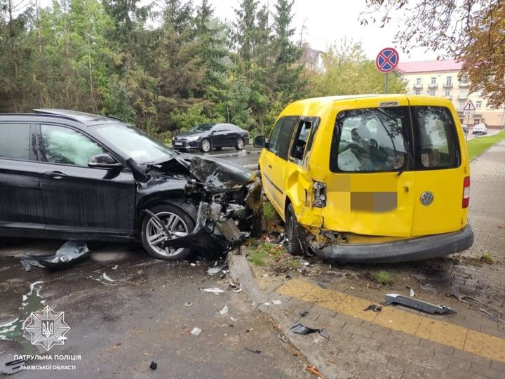 У Львові водій автомобіля врізався у дві машини і зніс дорожні знаки
