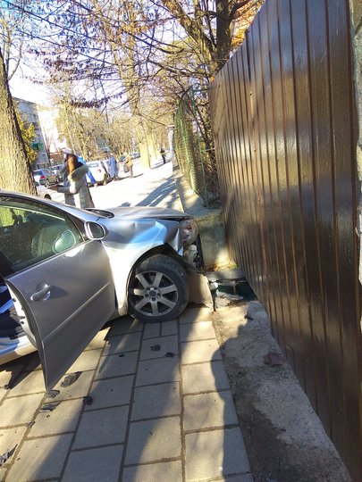 У Львові на вулиці Коновальця трамвай зіткнувся з легковим автомобілем. Фото: Андрій Сорока