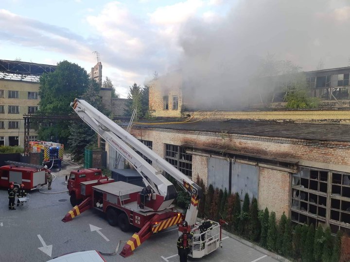 На території колишнього автобусного заводу сталась пожежа