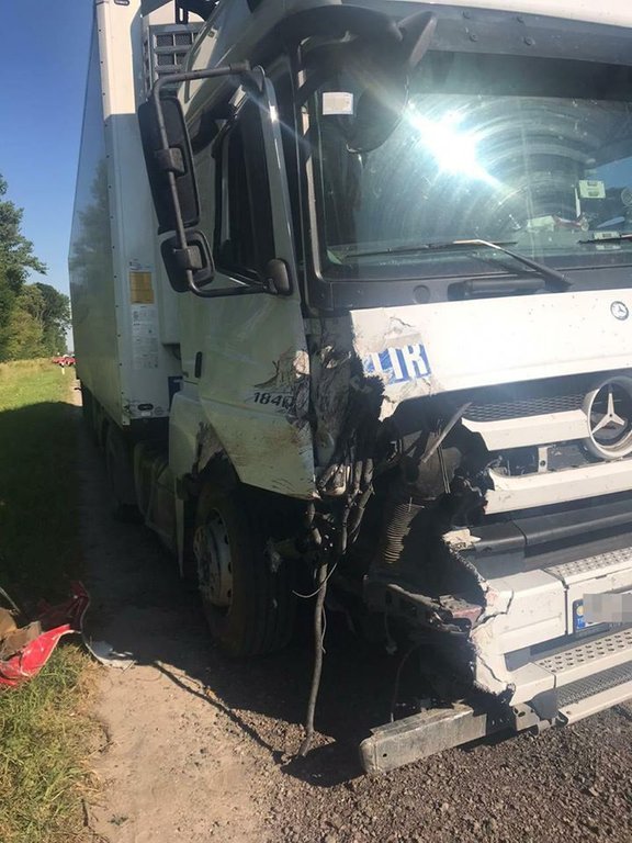 На Львівщині 22 серпня автомобіль &laquo;Volkswagen&raquo; зіткнувся з фурою. Фото поліції