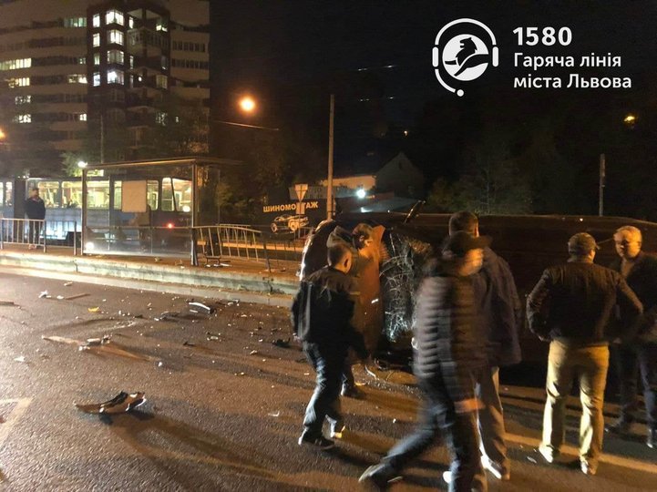 На вулиці Стуса у Львові внаслідок ДТП перекинувся автомобіль. Фото: Гаряча лінія Львова