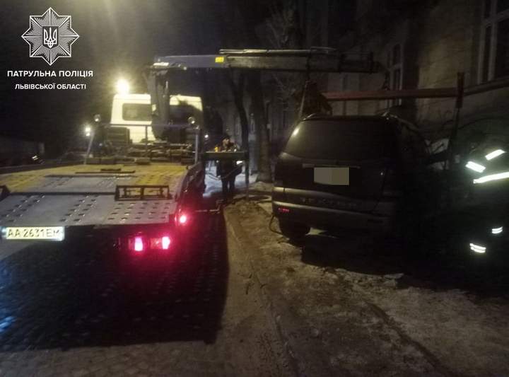 Львів'янка за кермом автомобіля влетіла у будинок