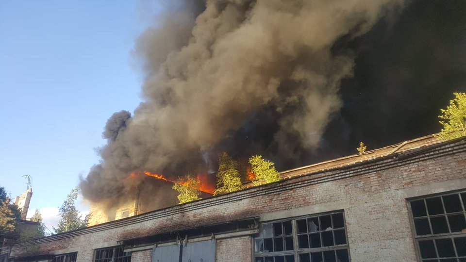 На території колишнього автобусного заводу сталась пожежа