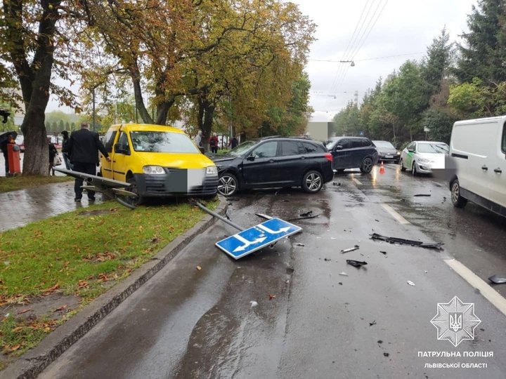 У Львові водій автомобіля врізався у дві машини і зніс дорожні знаки