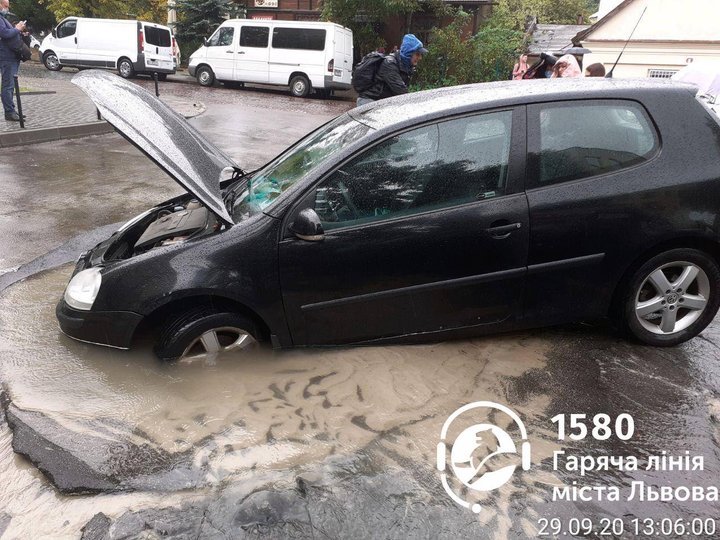 У Львові на вулиці Пекарській автомобіль провалився під землю. Фото: Гаряча лінія Львова
