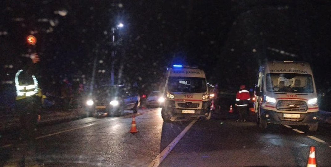 Неподалік Львова автомобіль насмерть збив 31-річного чоловіка. Фото: Варта1
