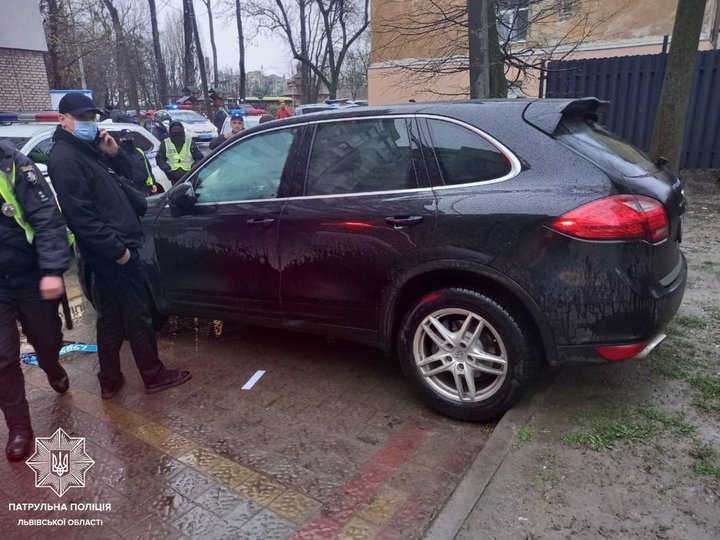 У Львові затримали п"яного водія Porsche. Фото: поліція Львівщини 