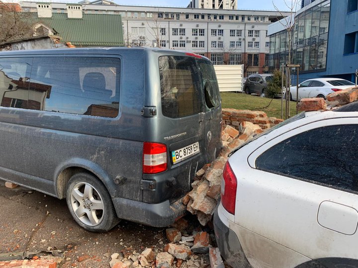 У Львові сильний вітер повалив паркан і зніс фрагменти фасадів будівель на тротуар