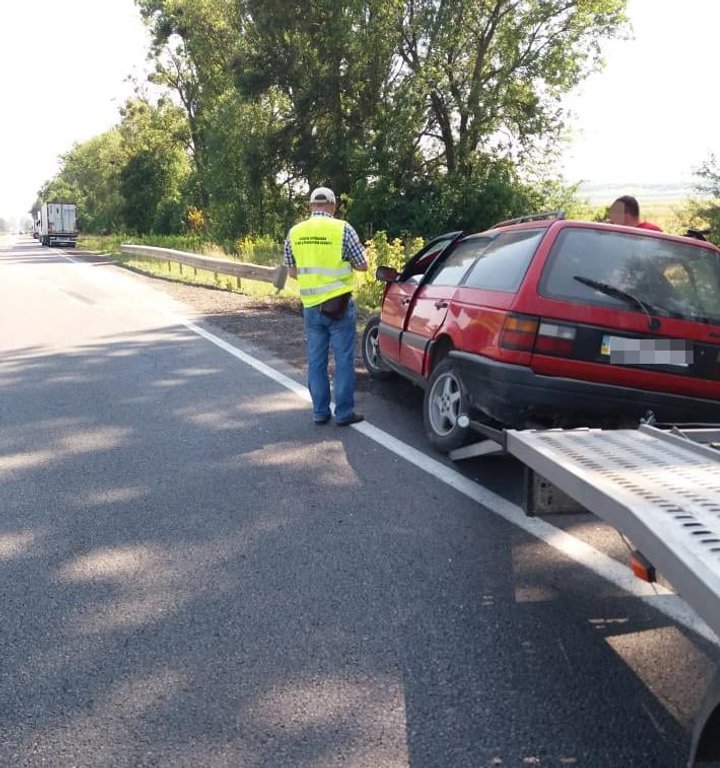 На Львівщині 22 серпня автомобіль &laquo;Volkswagen&raquo; зіткнувся з фурою. Фото поліції
