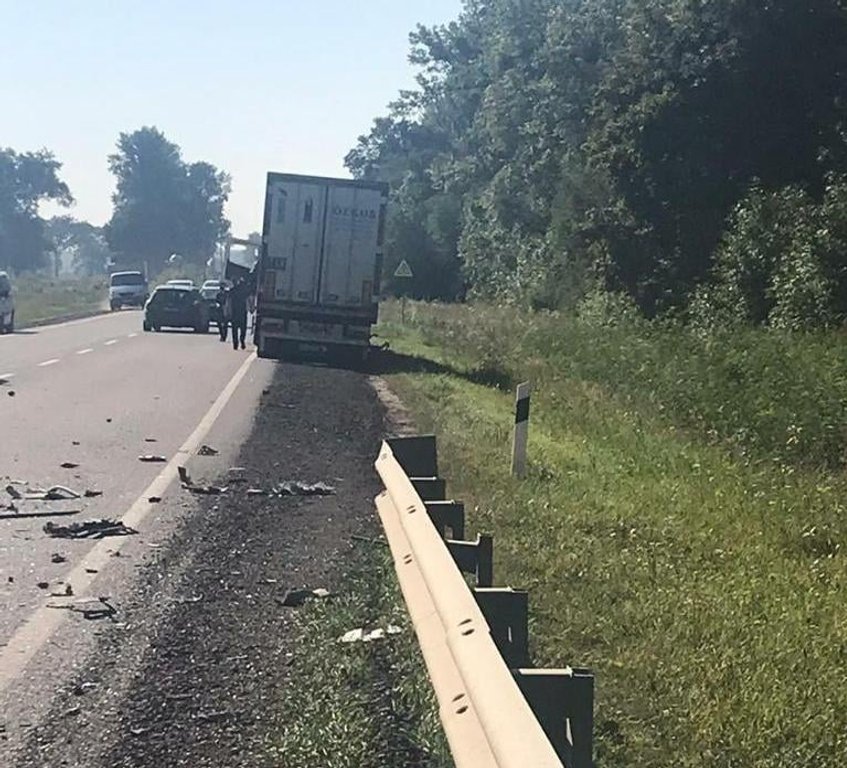 На Львівщині 22 серпня автомобіль &laquo;Volkswagen&raquo; зіткнувся з фурою. Фото поліції