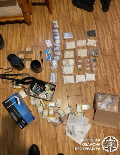 На Львівщині викрили групу злочинців, які продавали наркотики. Фото: Львівська області прокуратура