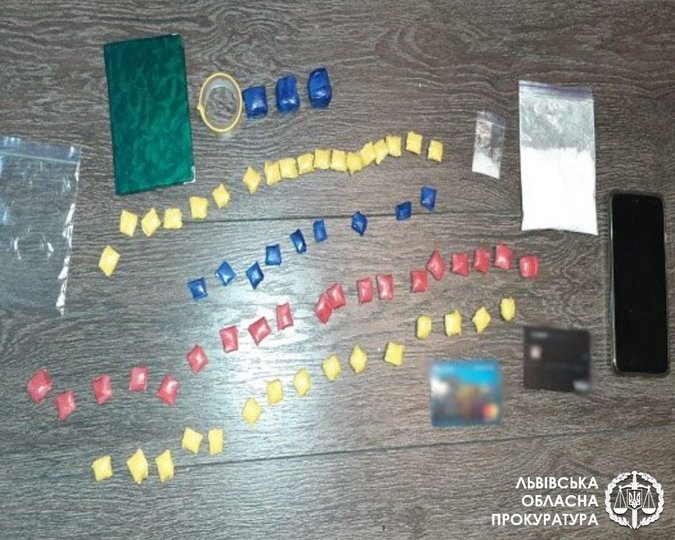 На Львівщині викрили групу злочинців, які продавали наркотики. Фото: Львівська області прокуратура