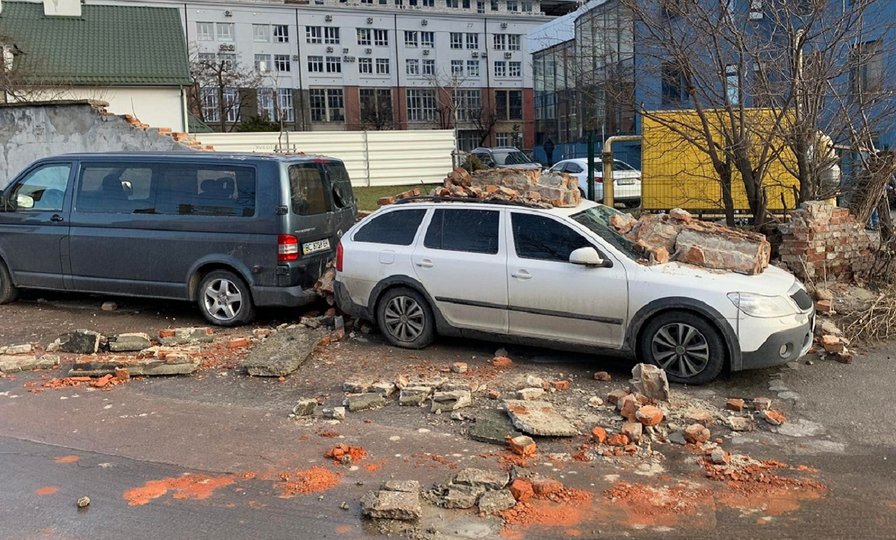 У Львові сильний вітер повалив паркан і зніс фрагменти фасадів будівель на тротуар