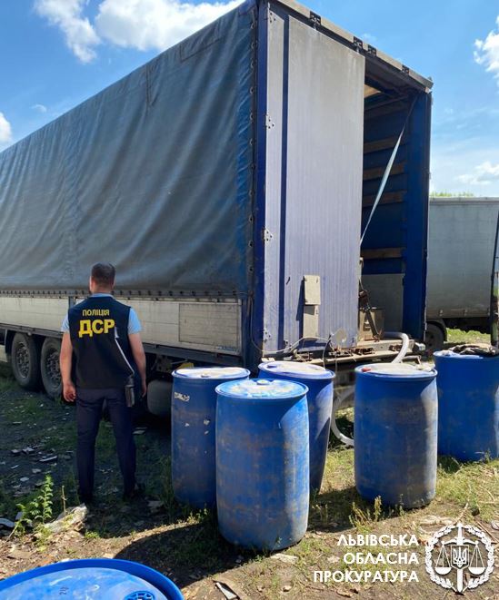 На Львівщині правоохоронці вилучили 24 тонни спирту. Фото: Львівської обласної прокуратури