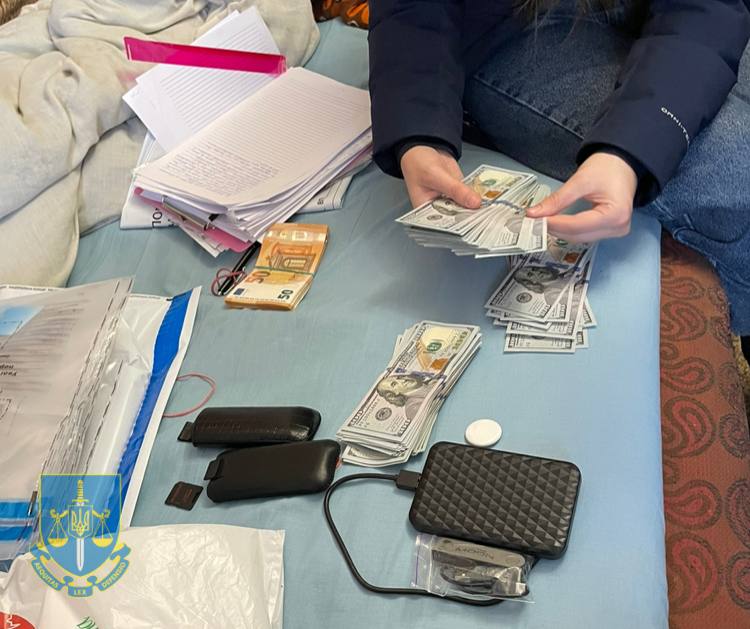 У Львові шахраї викрадали гроші з банківських рахунків переселенців