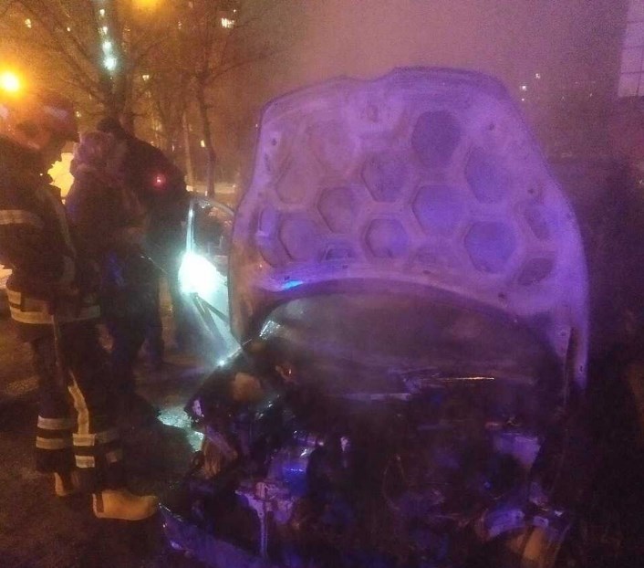 У Львові на Сихові вщент згорів автомобіль Ford Fiesta (фото)