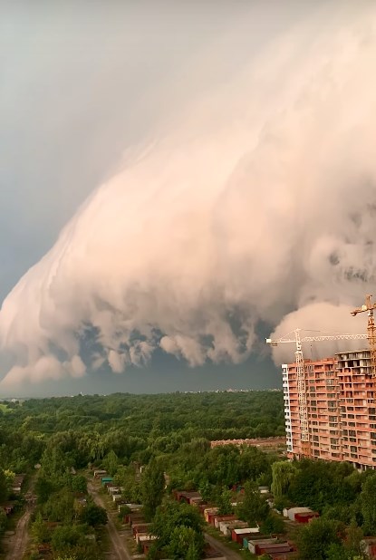  Львовом пройшла сильна гроза, яку спричинила рідкісна дощова хмара. Фото: скріншот з відео Дмитра Швеця