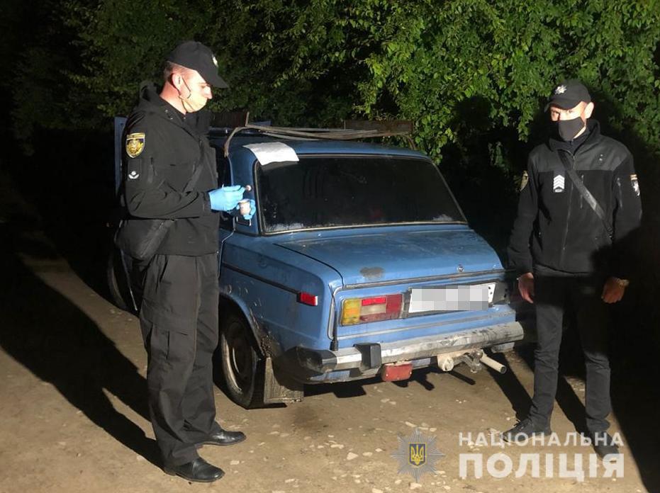 Правоозоронці затримали двох юнаків, які причетні до розбою. Фото поліції