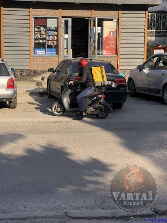 На переході у Львові водій скутера збив 10-річну дівчинку та втік з місця ДТП. Фото: Варта1