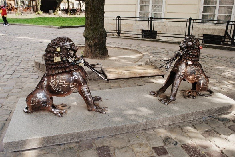 Лавочка закоханих левів