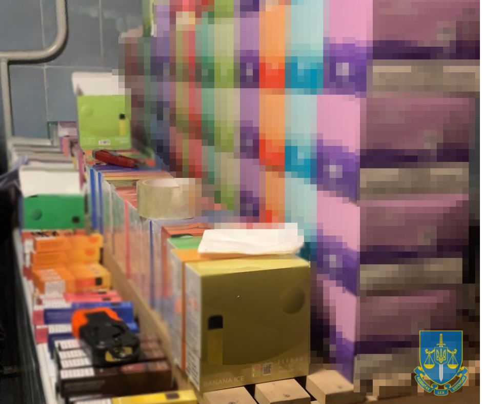 Трьох львів’ян затримали за продаж контрабандних електронних сигарет