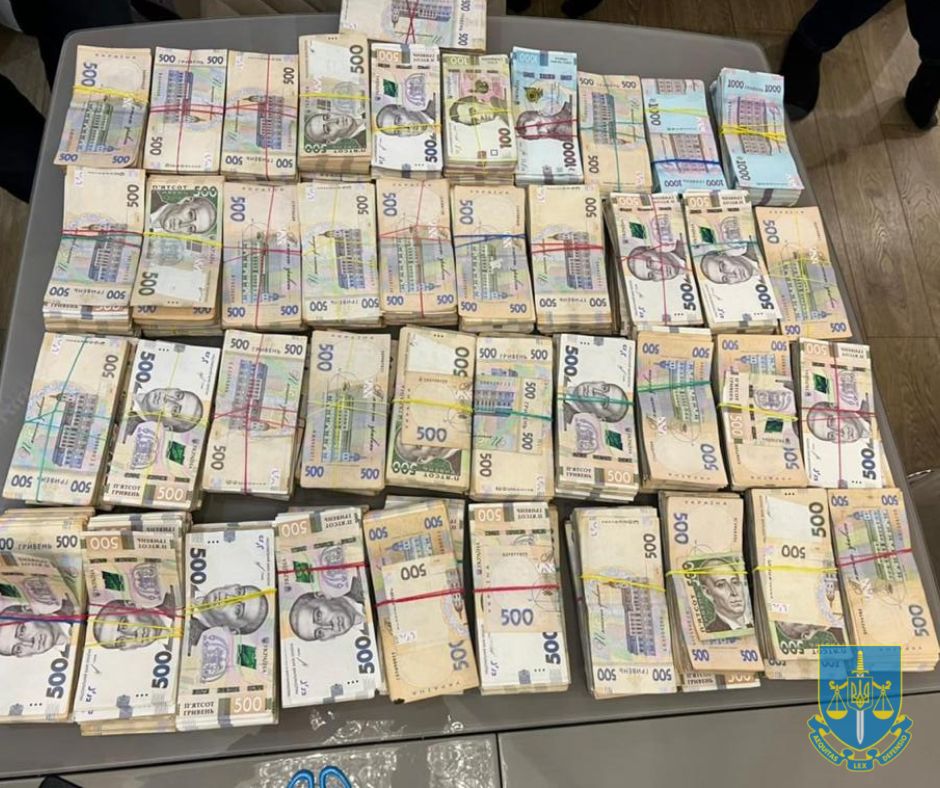 Трьох львів’ян затримали за продаж контрабандних електронних сигарет