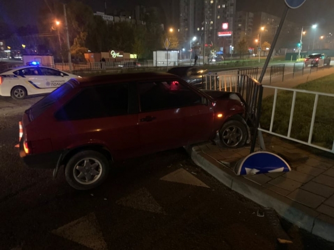 На Сихові біля «Шувару» 28-річний водій в'їхав в огорожу та зніс дорожній знак. Фото поліції
