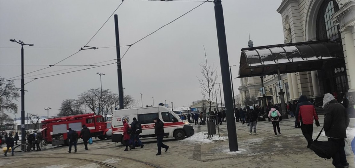 До львівського залізничного вокзалу з’їхалися вибухотехніки, кінологи та слідчі. Фото: Варта1