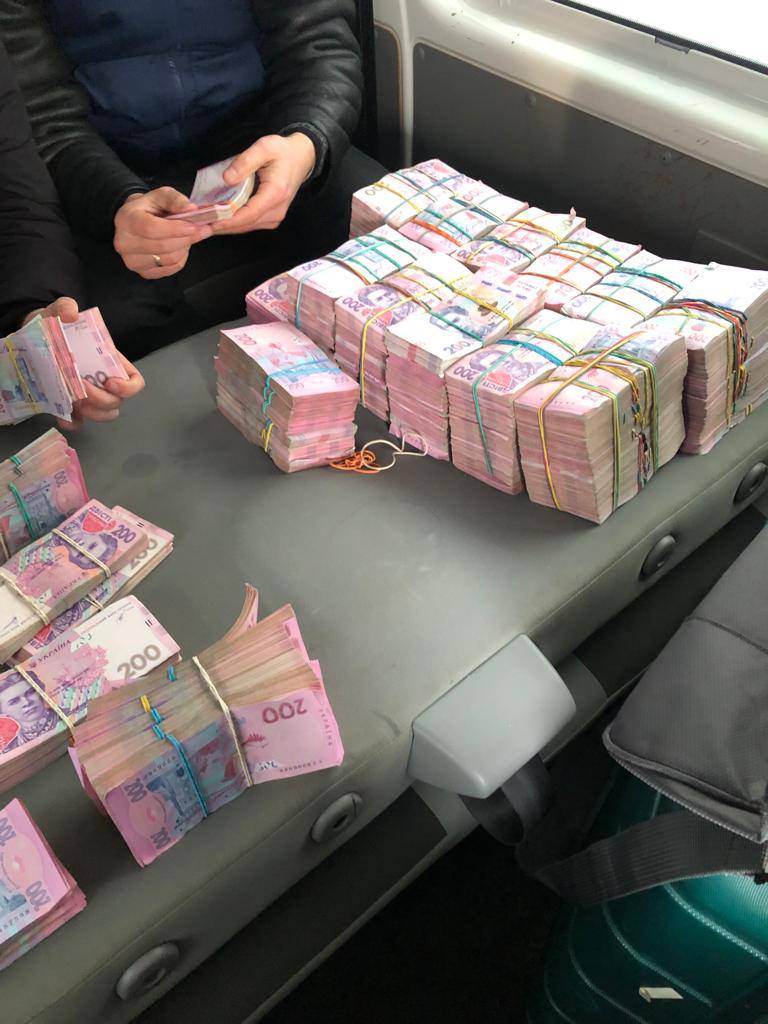 На Львівщині викрили схему легалізації мільйонів гривень, які викрали на окупованих територіях