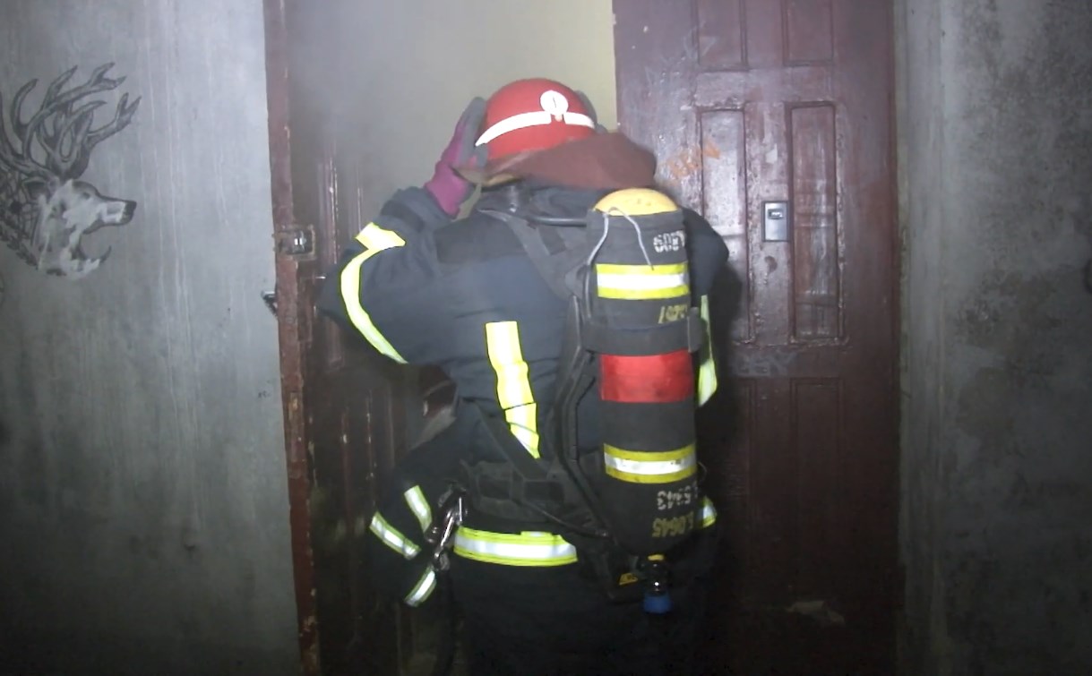 У будинку на вулиці Коперника сталась пожежа. Фото: скріншот з відео ДСНС