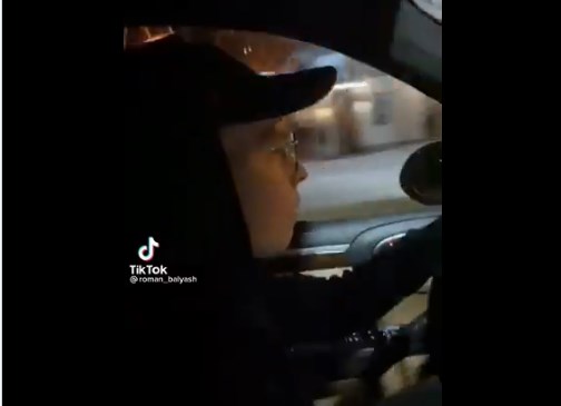 15-річний син львівського бізнесмена мчав нічним Львовом за кермом автомобіля Porshe. Скріншот з відео