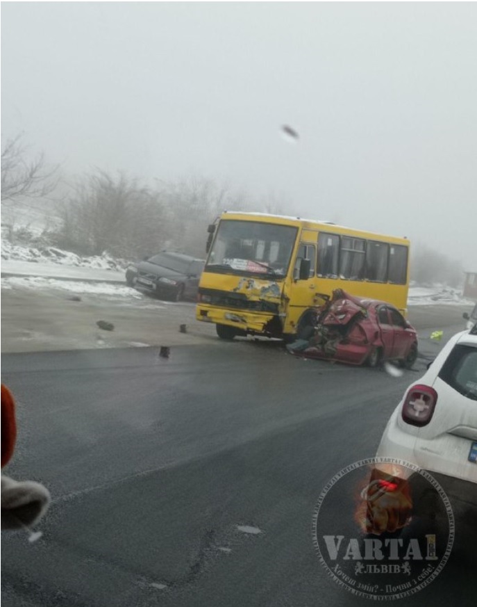 Вилетів на зустрічку: біля Львова маршрутка потрапила в ДТП фото 1