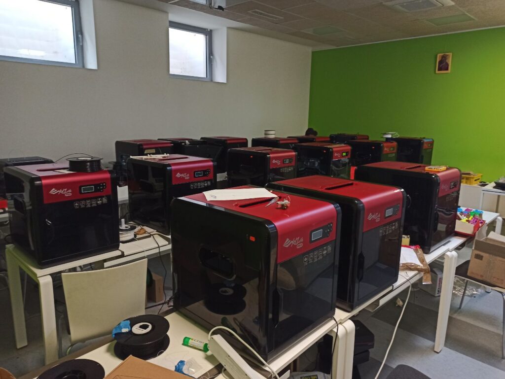 Львівські студенти друкують на 3D принтерах турнікети для військових