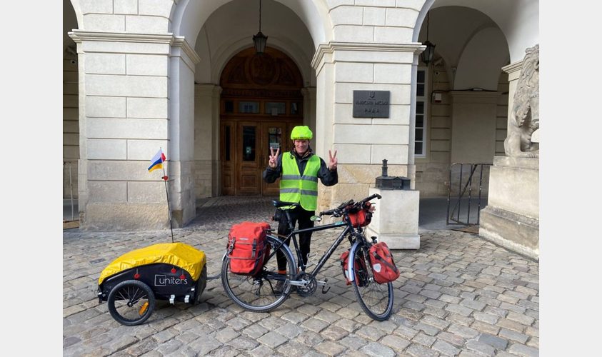Польський волонтер на велосипеді привіз до Львова ліхтарики для школярів