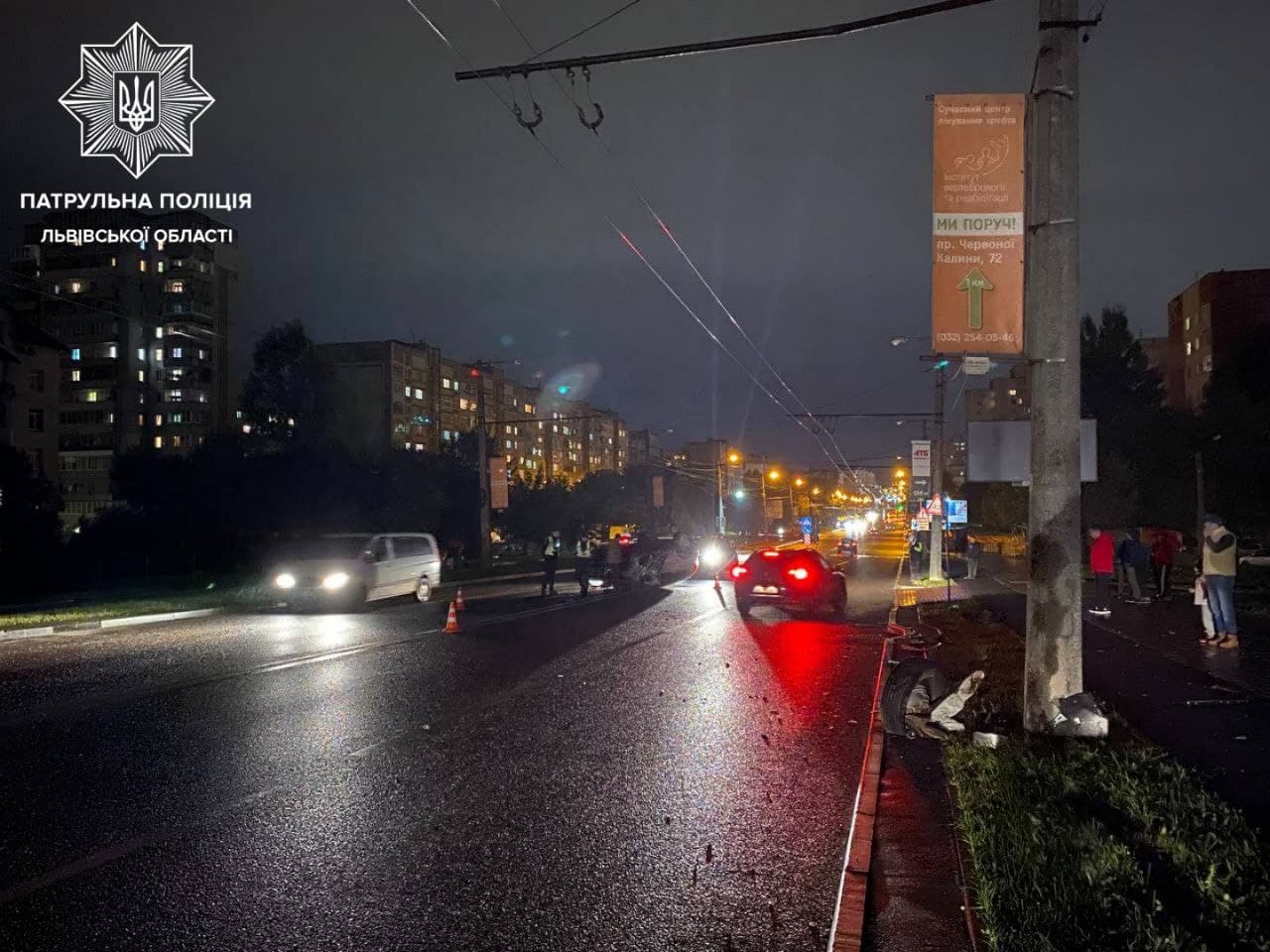 У Сихівському районі Львова перекинувся автомобіль. Фото: поліція Львівщини