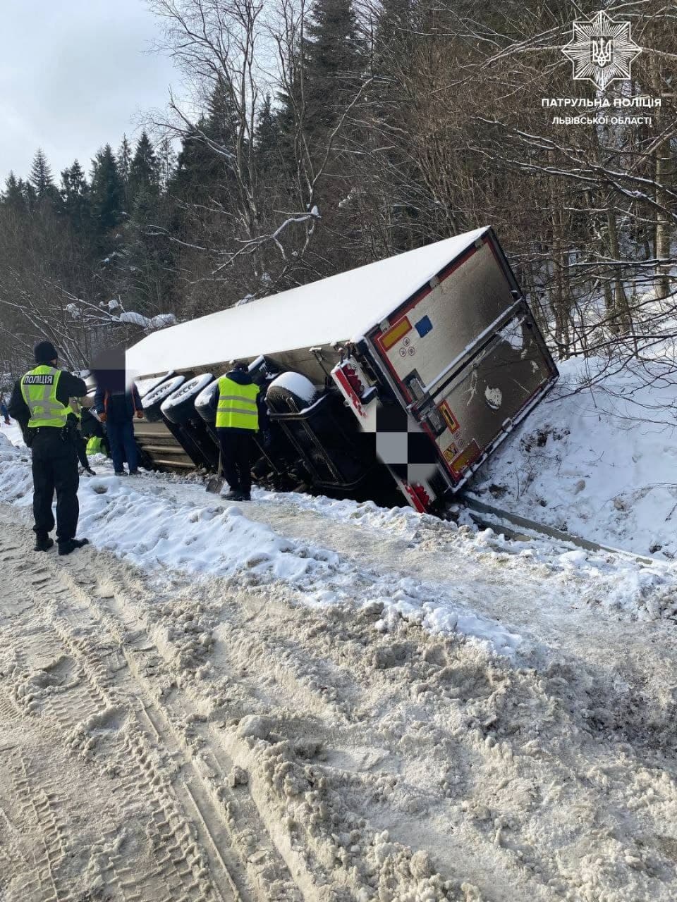 На Львівщині через перекинуту вантажінку частково перекрили рух Фото: t.me/lvivpatrolpolice