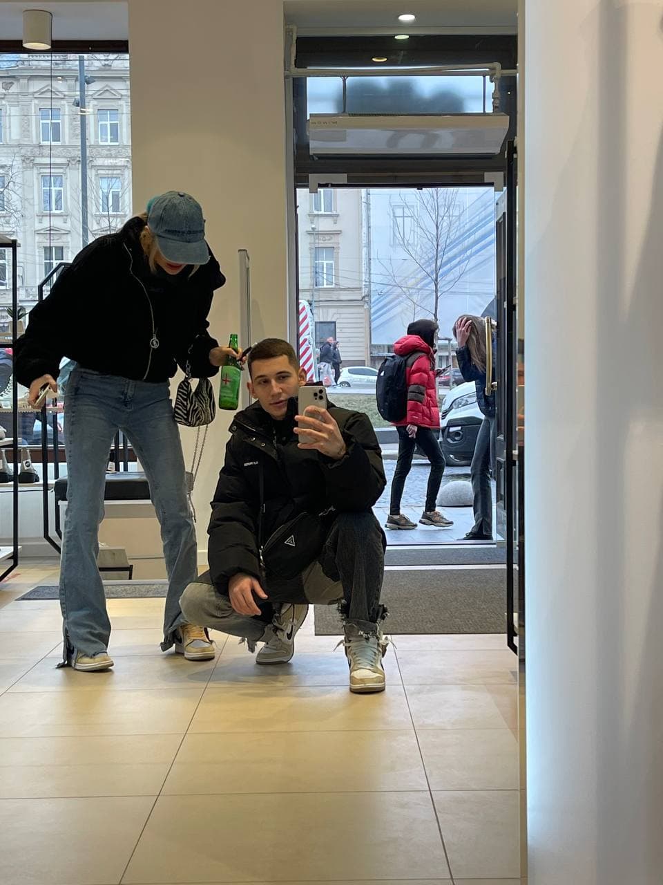 Парочка переселенців вкрала алкоголь у магазині і розпивали його у трамваї