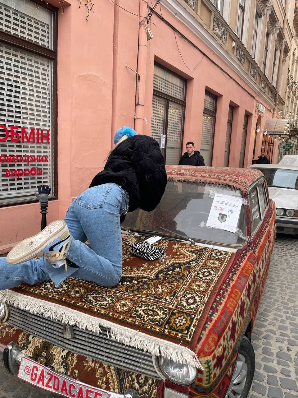 Парочка переселенців вкрала алкоголь у магазині і розпивали його у трамваї