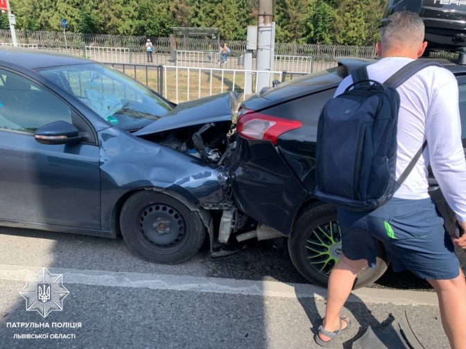 На вулиці Княгині Ольги зіткнулися пʼять автомобілів – є постражадала