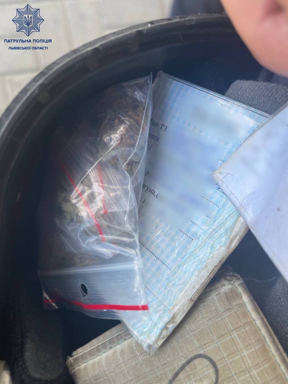Львівські патрульні затримали водія без прав і з наркотиками