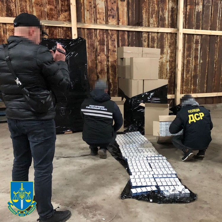 На Волині викрили нелегальну тютюнову фабрику