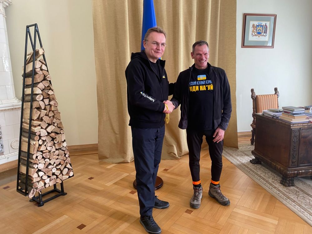 Польський волонтер на велосипеді привіз до Львова ліхтарики для школярів