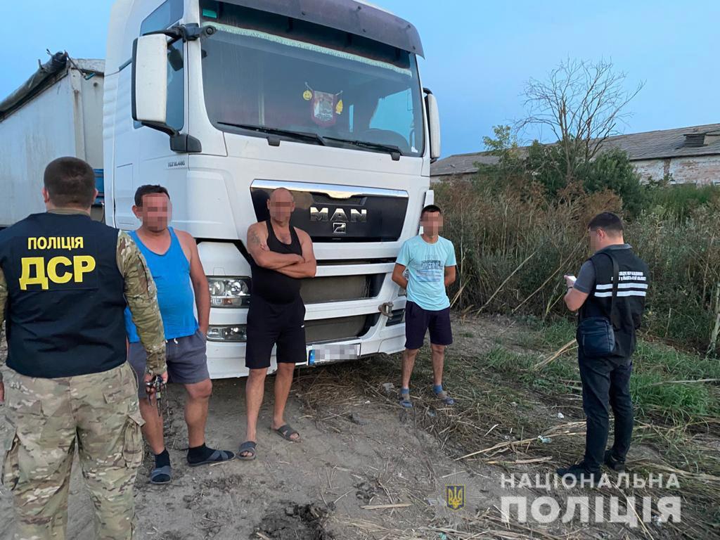 Сміття зі Львова незаконно вивозили на Вінниччину. Фото поліції