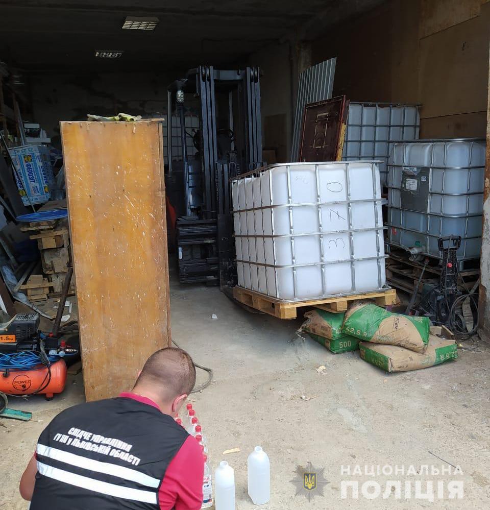 На Львівщині виявили підпільний цех з виробництва антисептиків. Фото поліції Львівщини