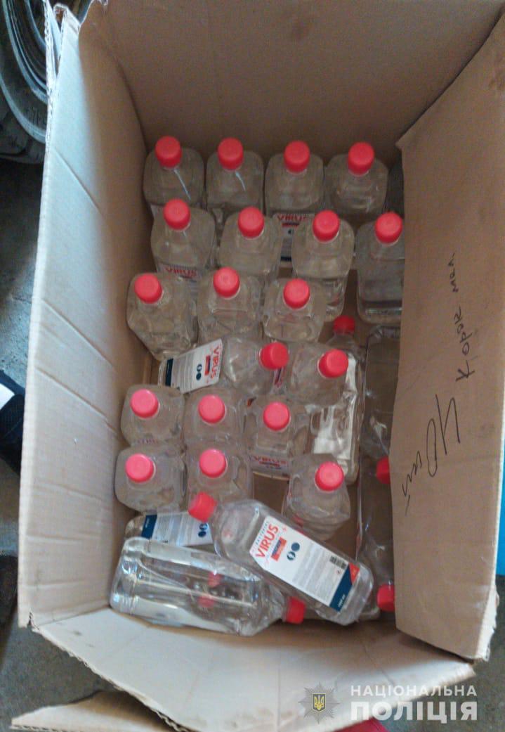 На Львівщині викрили незаконне виробництво антисептиків. Фото поліції Львівщини