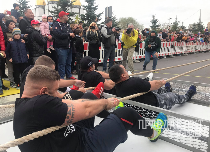 Стронгмени Львова встановлювали рекорд на Сихові. Фото: ПравдаТУТ
